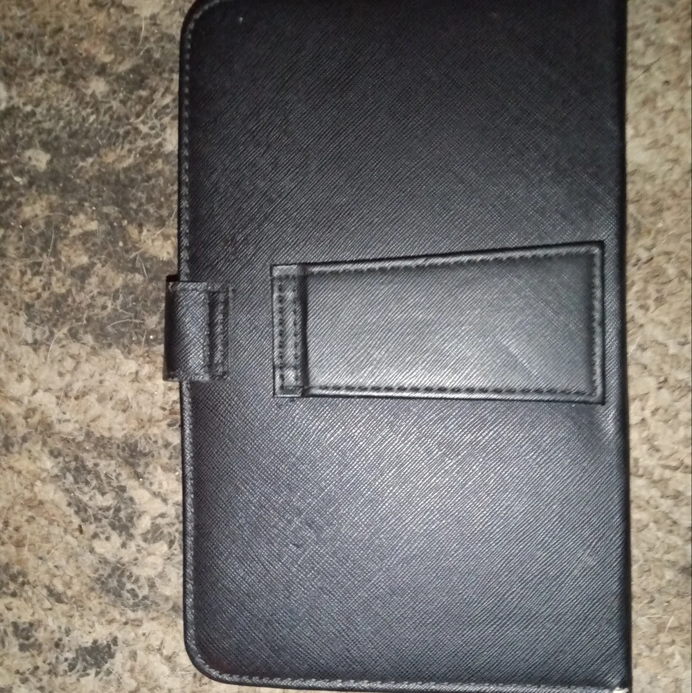 Qlink tablet with Bluetooth keyboard in leather magnetic case